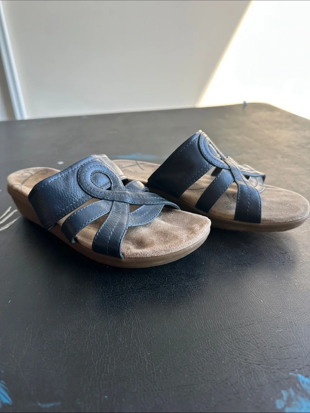 Baretraps Findie women’s navy and tan sandals size 7W